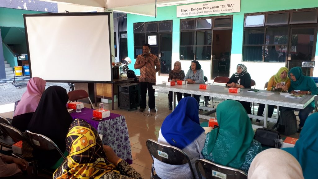 Pelatihan Kerajinan  Resin  Bagi Ibu Ibu Kelurahan Kedung 